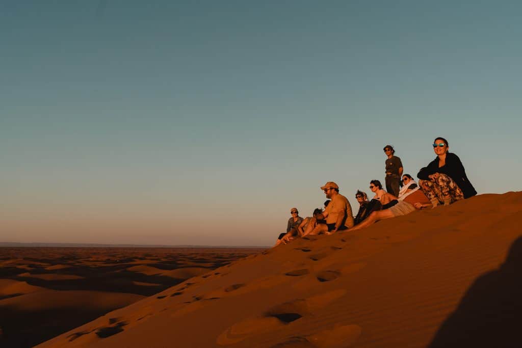 Un groupe d'ami sur une dune