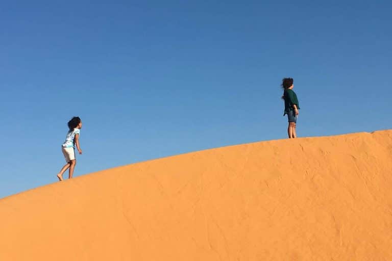 deux enfants jouent sur une dune par frehiwot teklemedhin