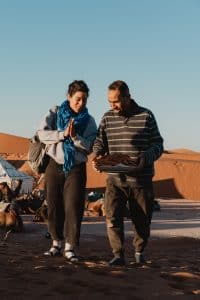 Moment de partage entre voyageuse et nomade