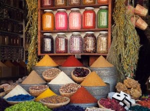 un presentoir a epices au maroc