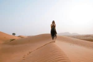 une femme marche seule dans le desert