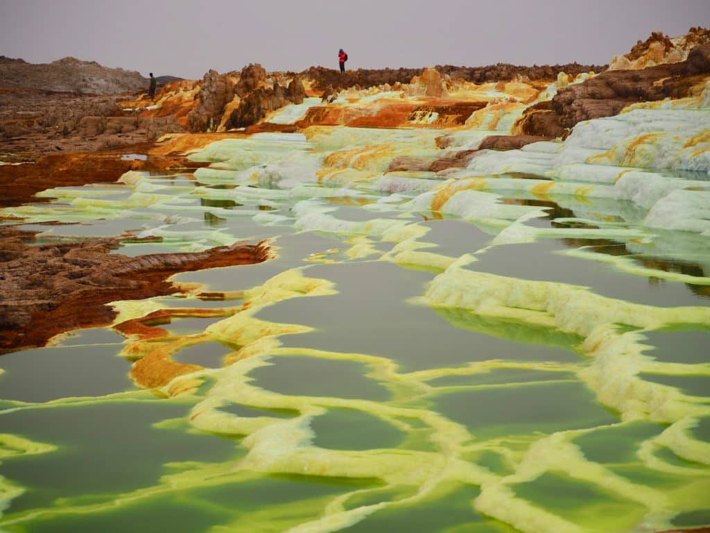 vue paysage des dépressions et lac de potassium du desert danakil par jorge tung