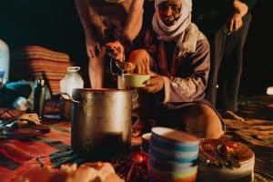 Un nomade sert la soupe harira du soir