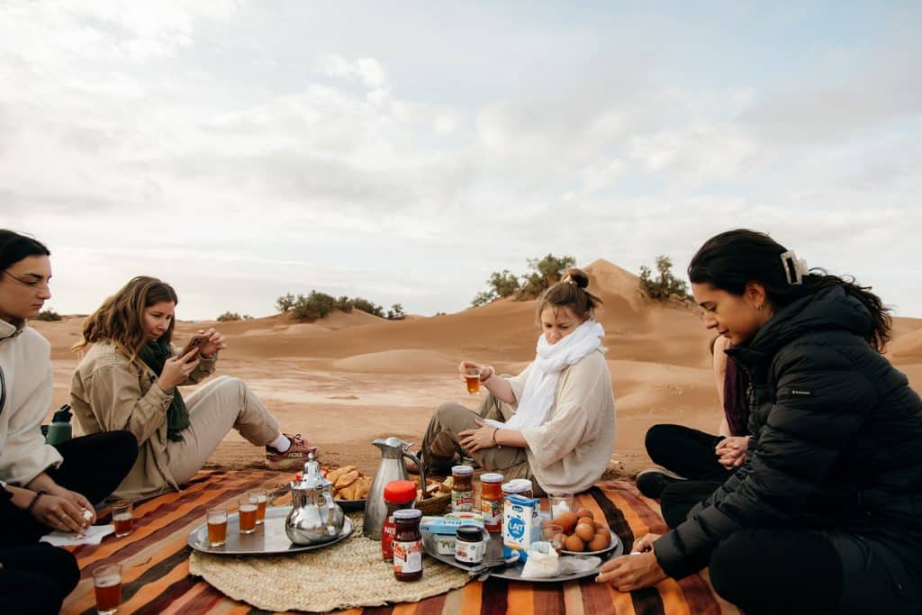 un petit déjeuner dans les dunes