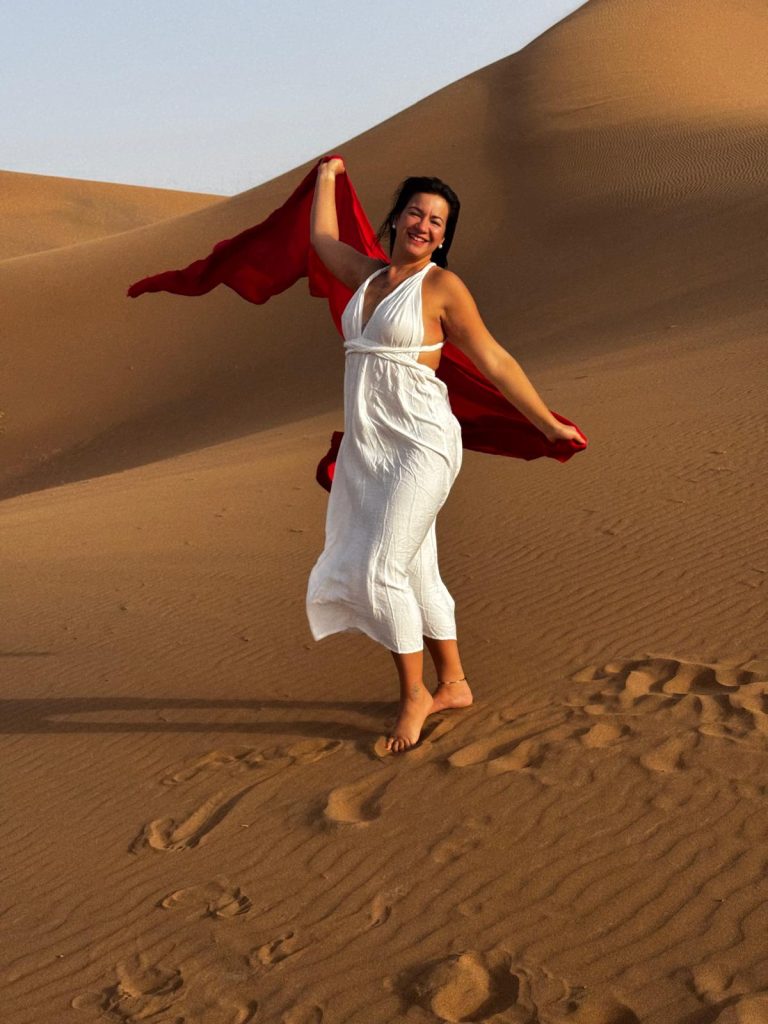 femme qui danse avec un foulard dans les dunes