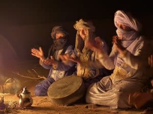 Des nomades chantent autour du feu