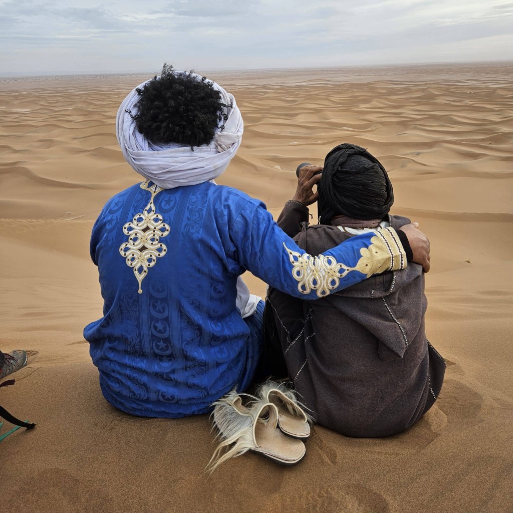 deux touaregs amis discutent ensemble