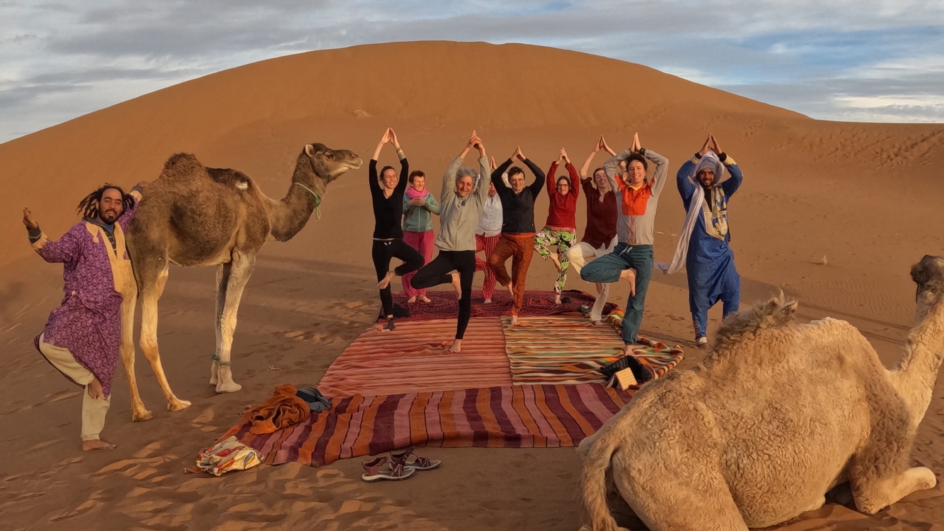 Un groupe pratique le Yoga dans le désert