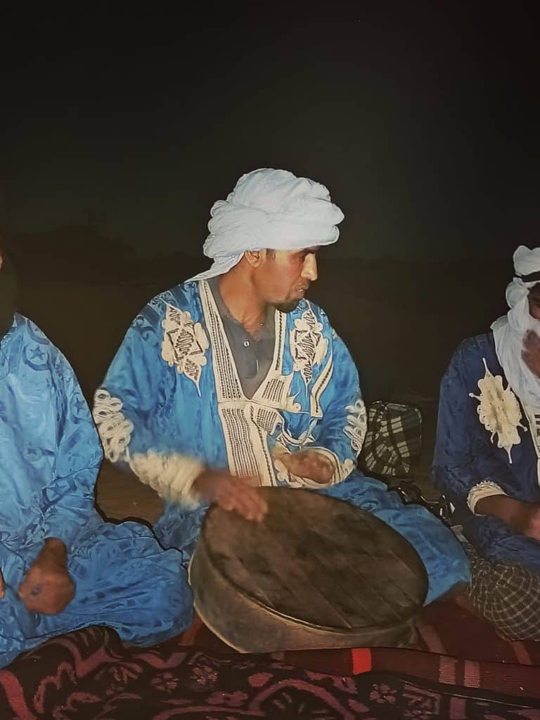 un nomade fait du tambour