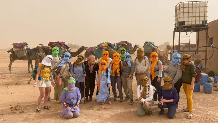 Photo de groupe au campement fixe du désert.