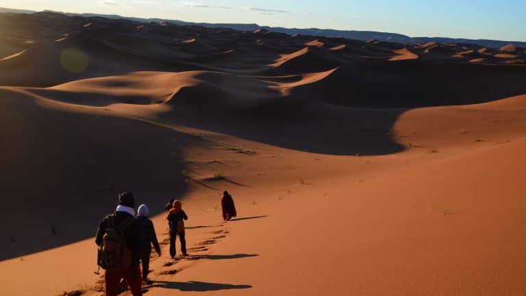 trekkeurs dans les dunes infinies de erg Zahar