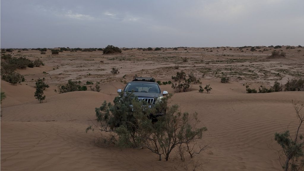 un 4x4 dans le desert erg sidi naji