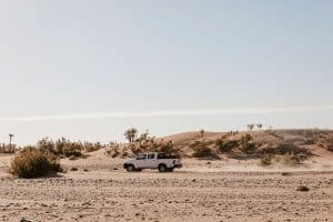 un 4x4 roule sur une piste du desert