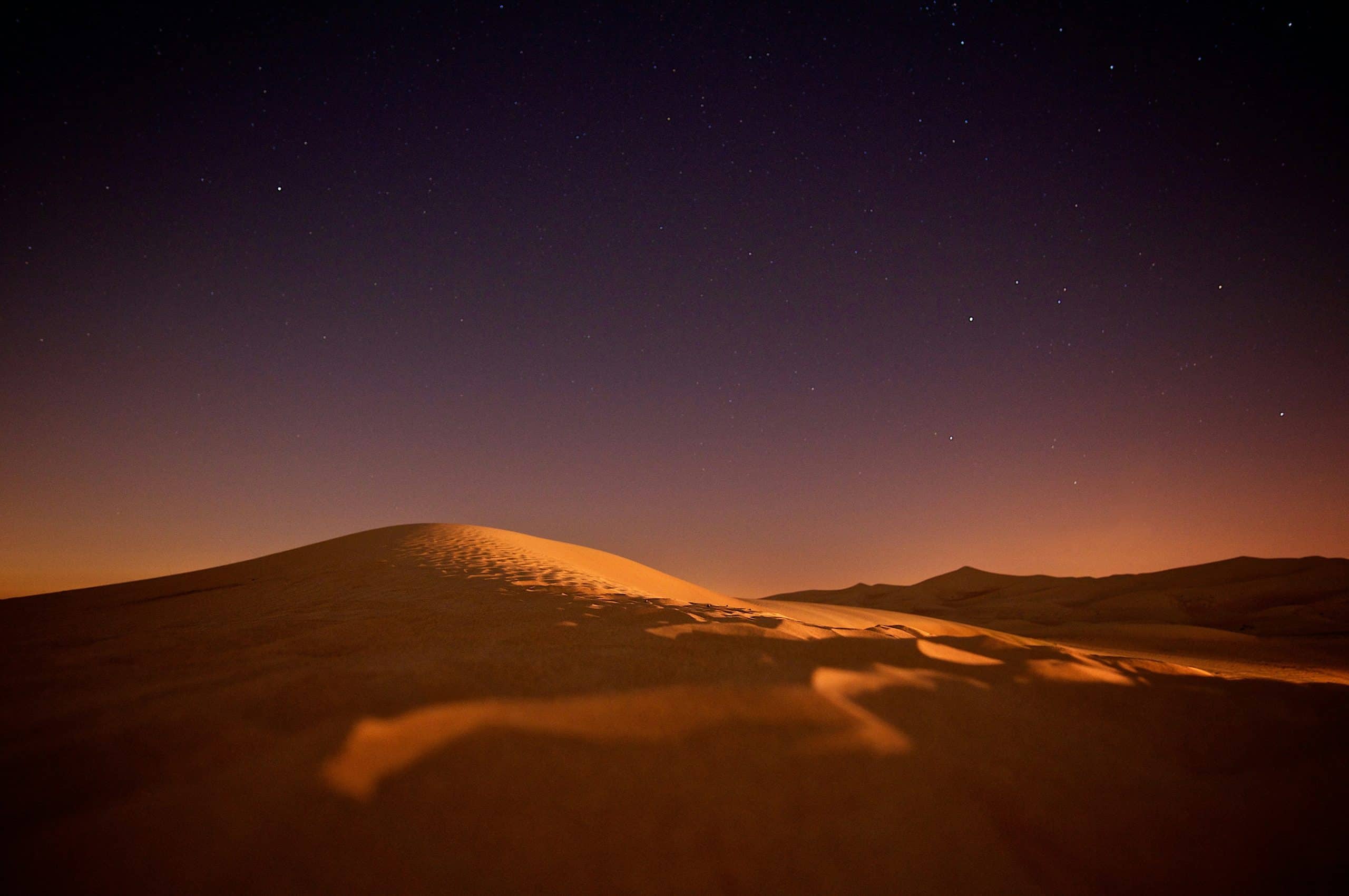 Dunes sous une nuit étoilée.