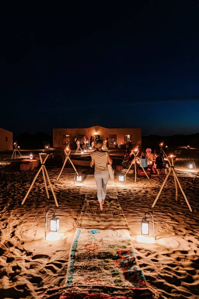 une femme entre dans le campement fixe de nuit