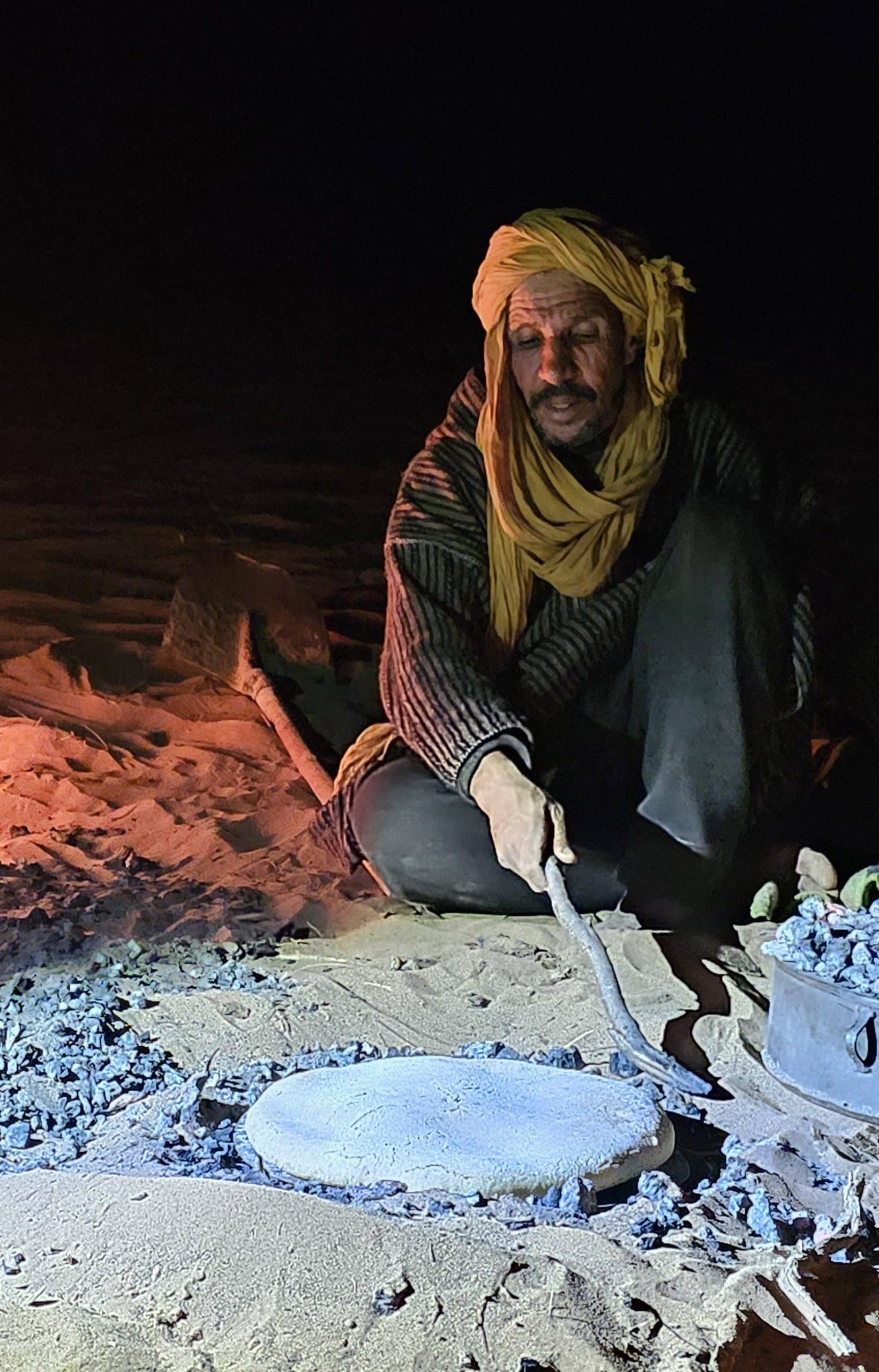 un nomade prepare le pain des sable