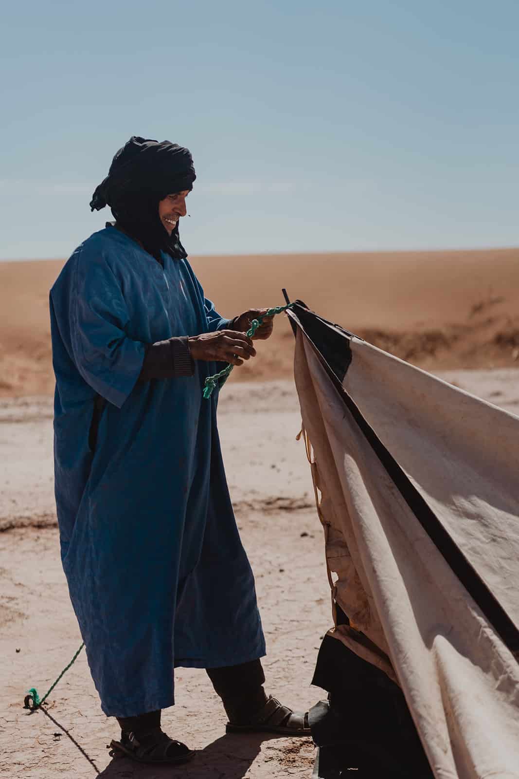 Le guide Saman monte la tente nomade