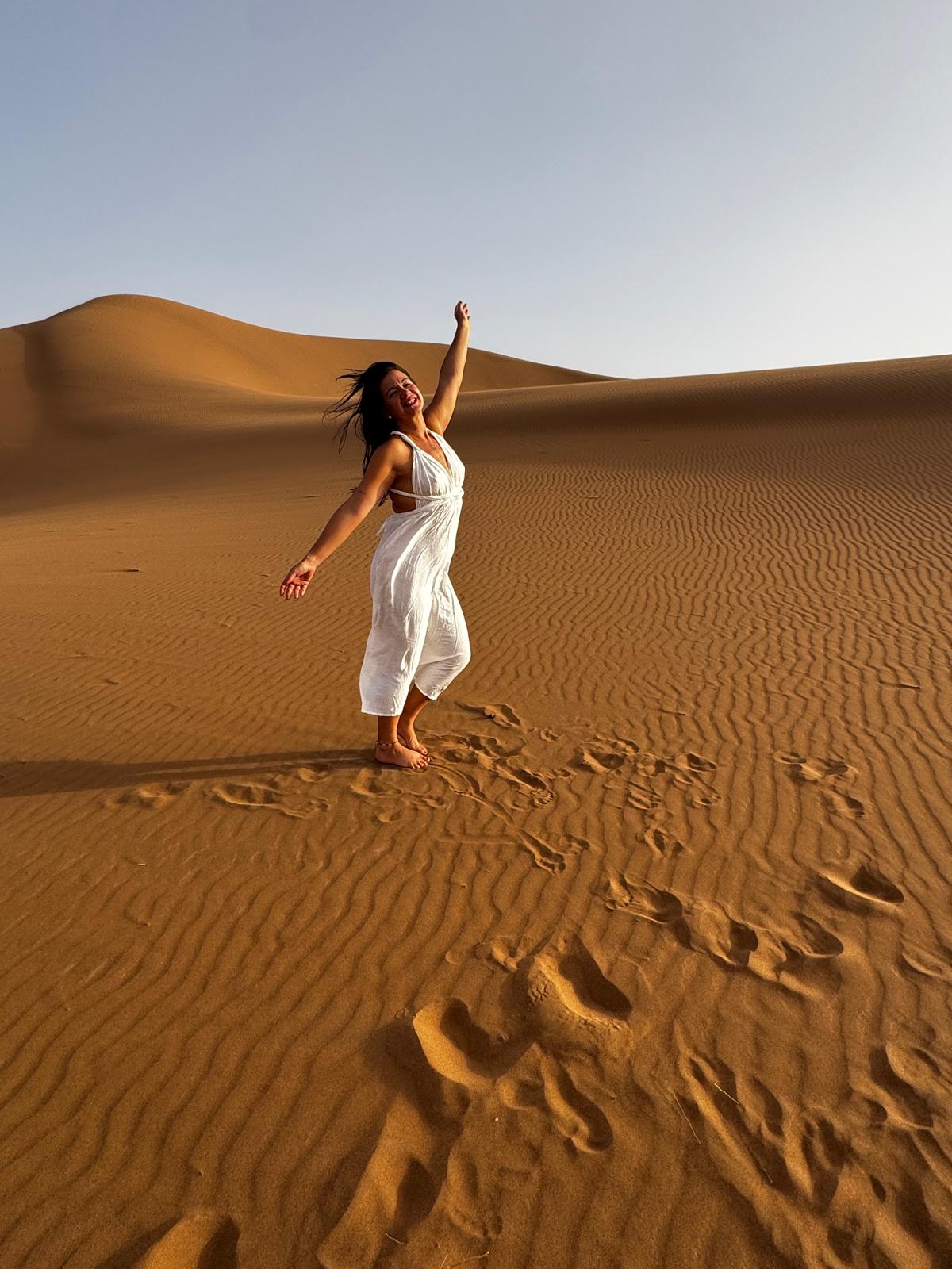 femme qui danse dans les dunes