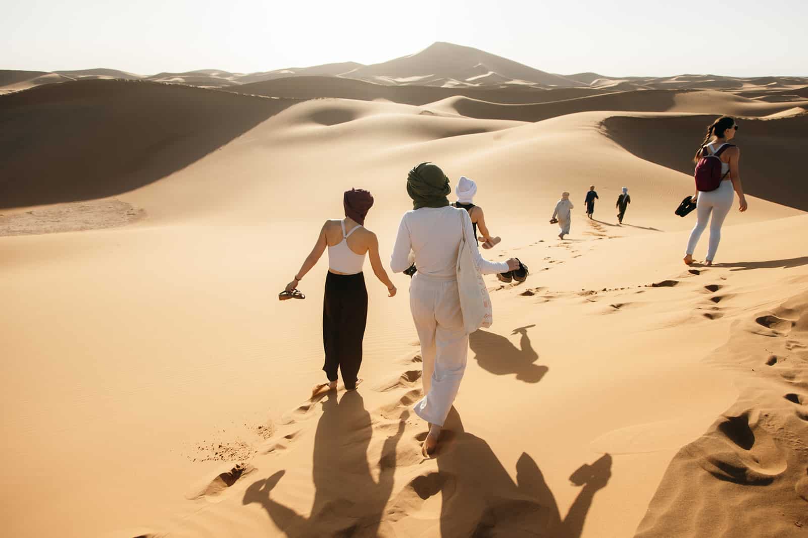 Un groupe marche dans les dunes