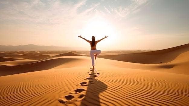 une femme accueille le soleil sur une dune